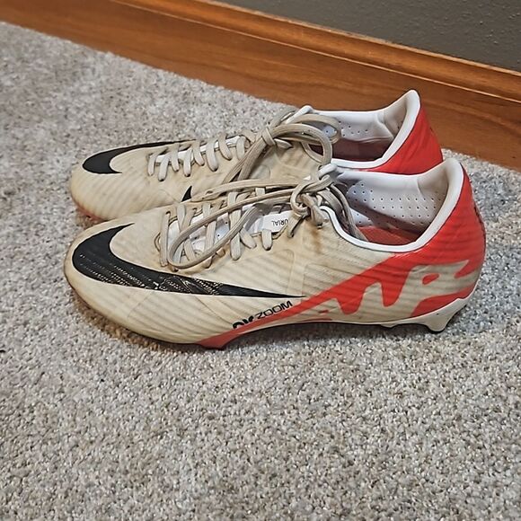 Other - Nike Soccer Cleats size 5